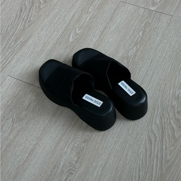 Steve Madden SLINKY30 Black Platform Sandal - Picture 5 of 5